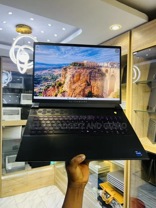 Laptop Alienware M16 R1 32GB Intel Core i9 SSD 2T · Photo 1