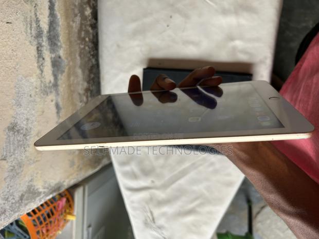 Apple iPad 9.7 32 GB · Photo 2