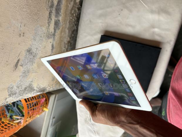 Apple iPad 9.7 32 GB · Photo 3
