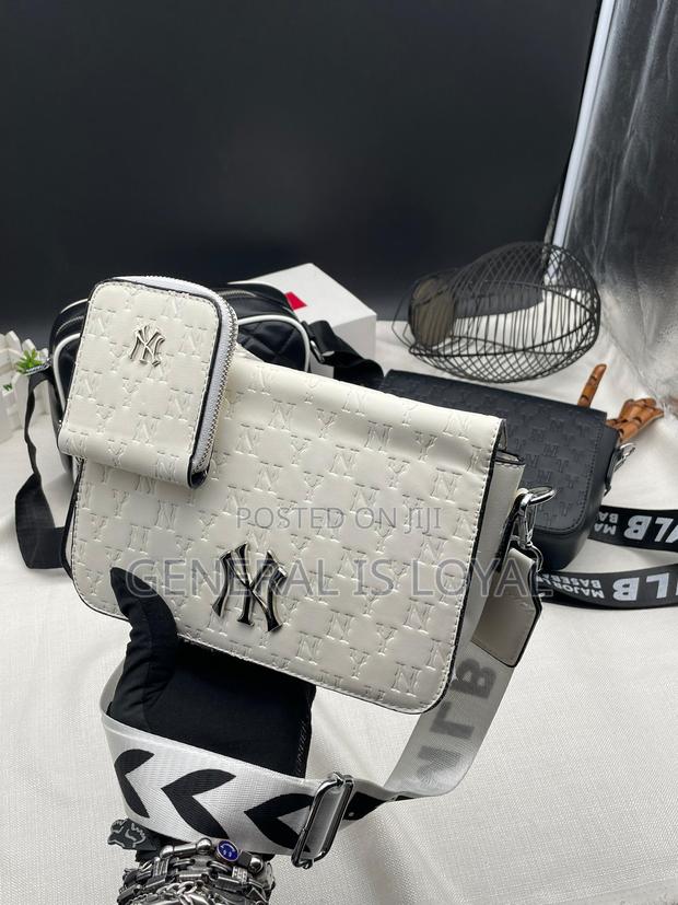 New York Crossbody Bag · Photo 2