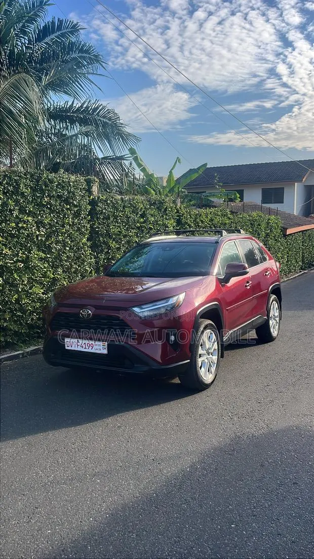 Toyota RAV4 XLE 2025 Red · Photo 1