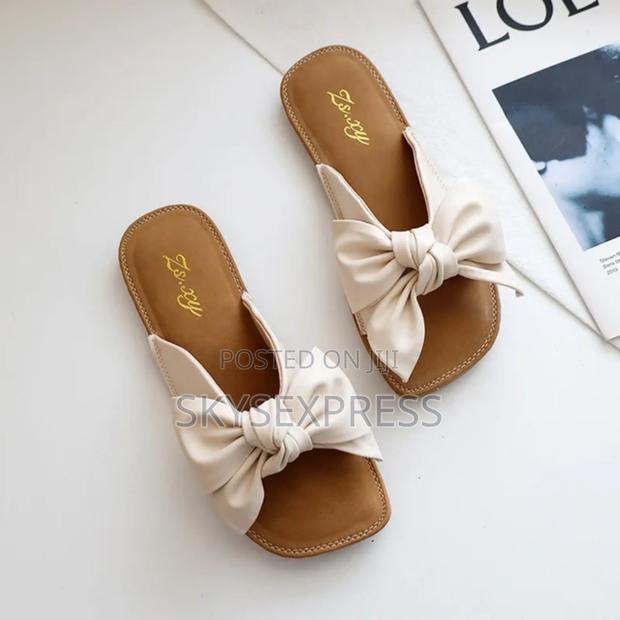 Ladies Slippers With a Bow Tie · Photo 1