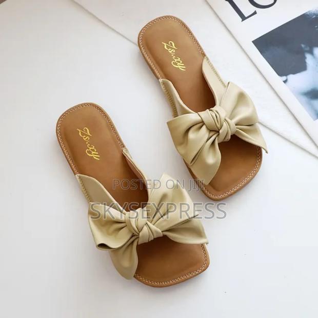 Ladies Slippers With a Bow Tie · Photo 2