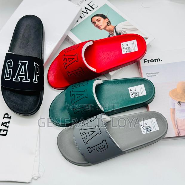 Gap Slippers · Photo 1