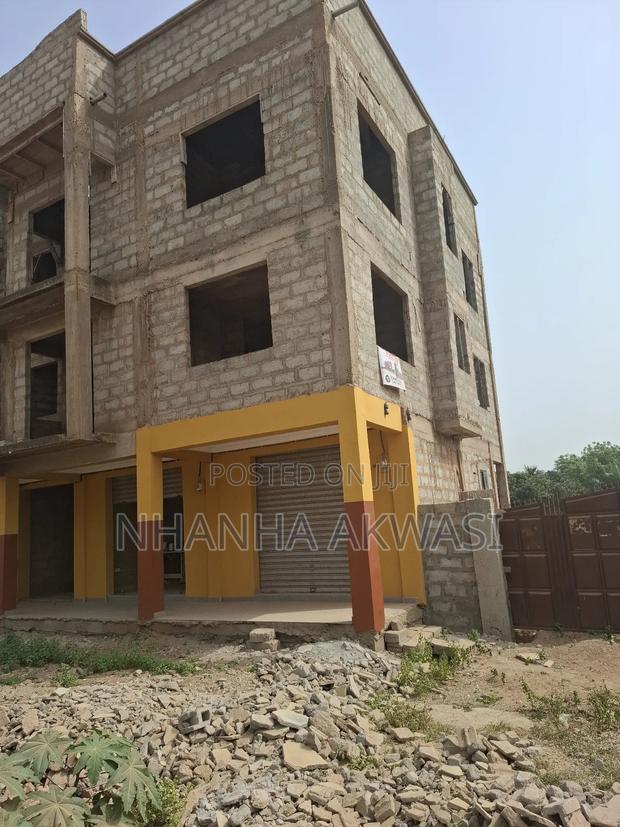 12bdrm House in Sun City, Tema Metropolitan for sale · Photo 2