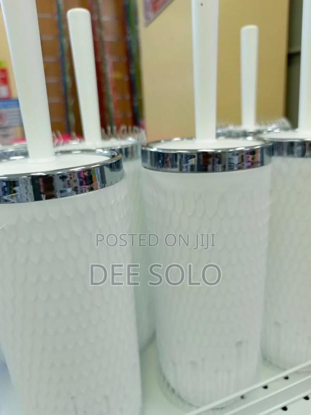 Luxury Toilet Brush · Photo 1