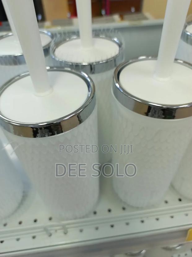 Luxury Toilet Brush · Photo 3