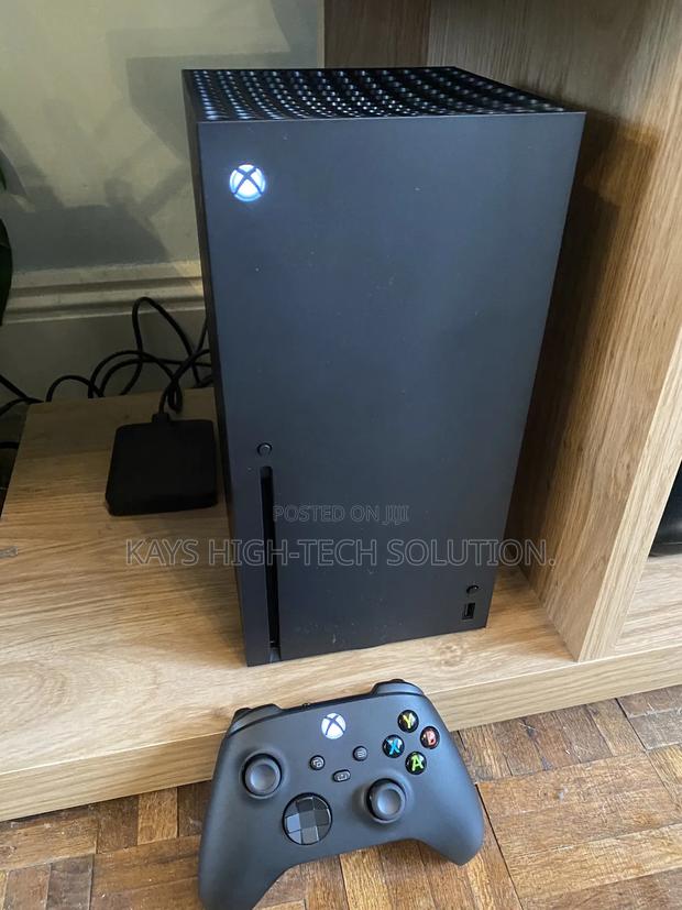 Xbox Series X Available With 1 Controller and Games · Photo 1