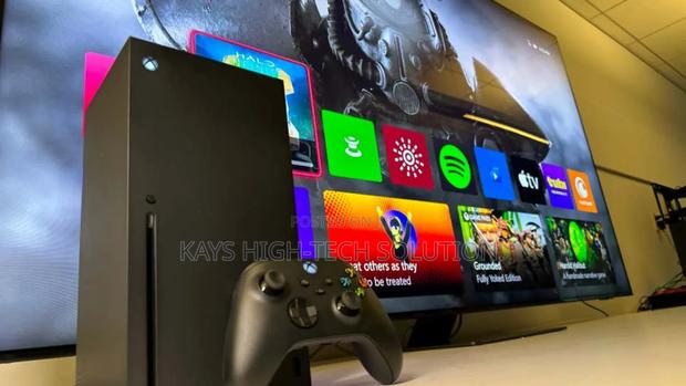 Xbox Series X Available With 1 Controller and Games · Photo 3