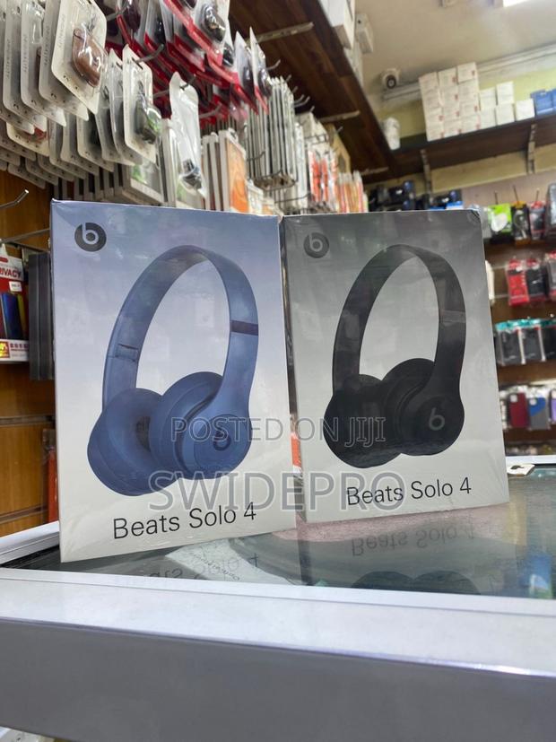 Beats Solo 4 Headset · Photo 2