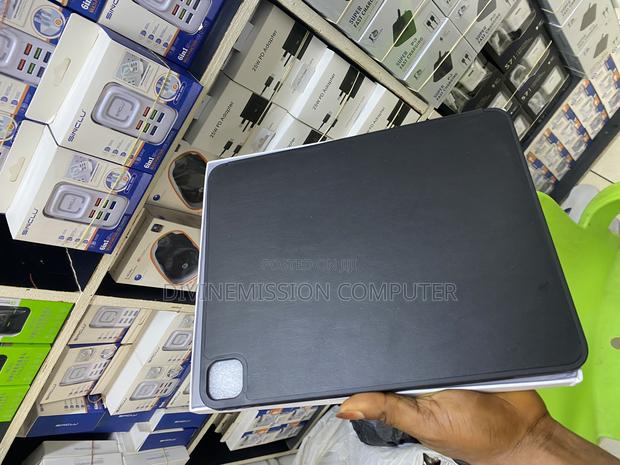 iPad Pro 13 Inches, 2024 Smart Case/Cover · Photo 4