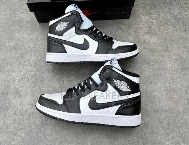 Nike Air Jordan 1 High · Photo 2