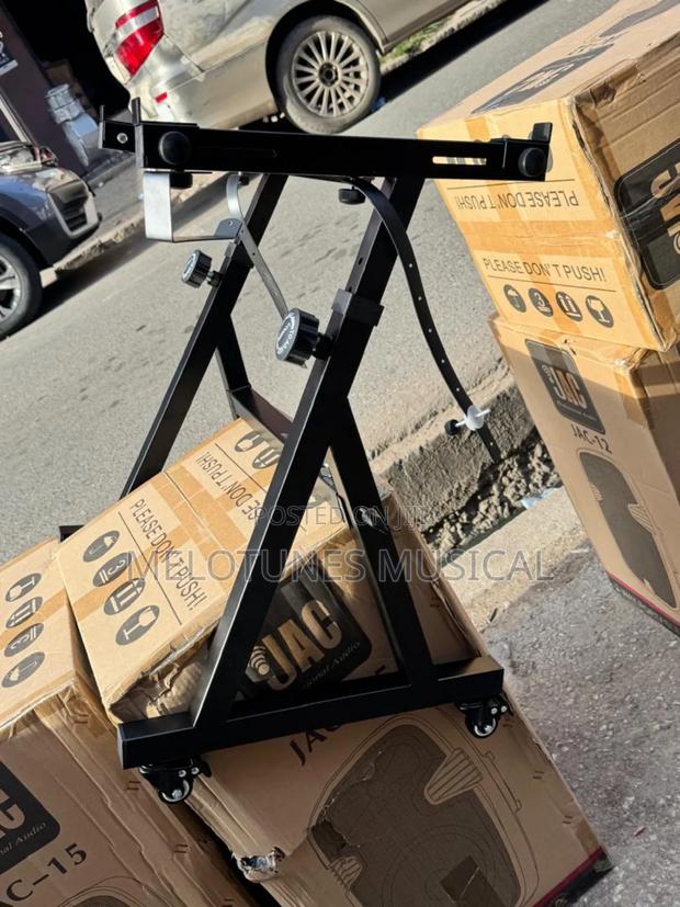 Black Heavy-Duty Z Style Keyboard Stand With Seat · Photo 3