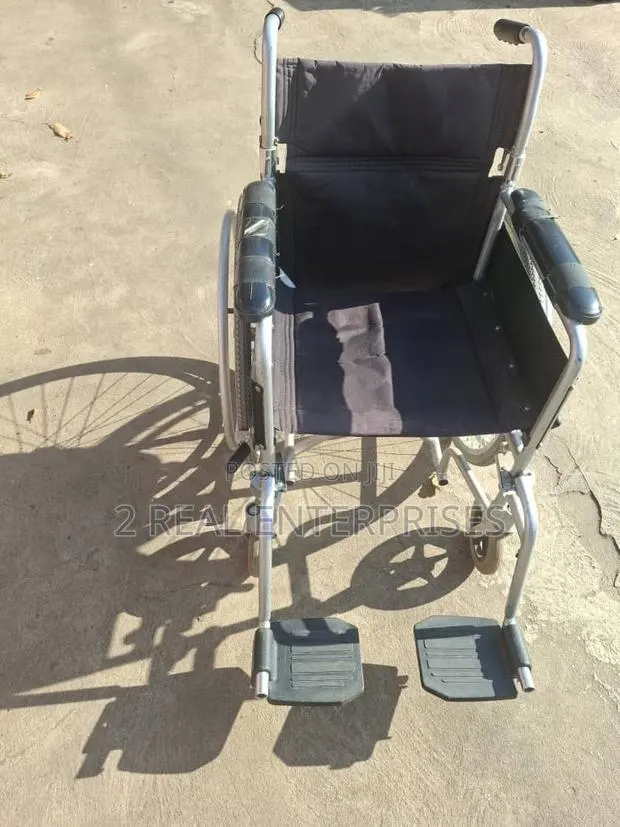 Manual Folding Wheelchair · Photo 4