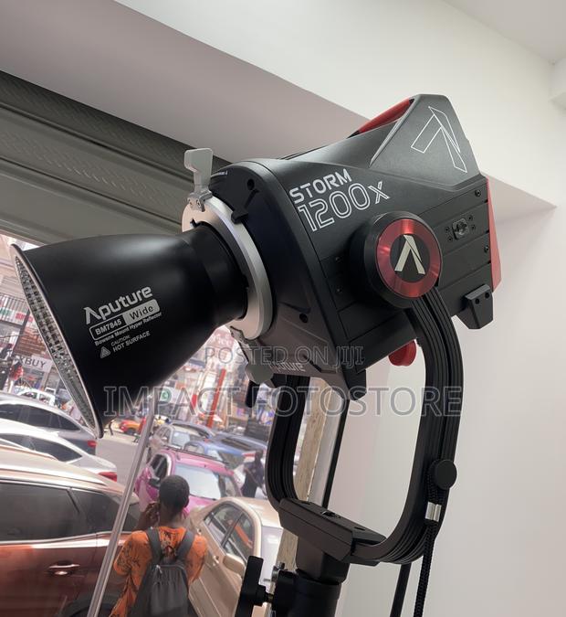 Aputure Storm 1200x Bi-color Led Monolight · Photo 1