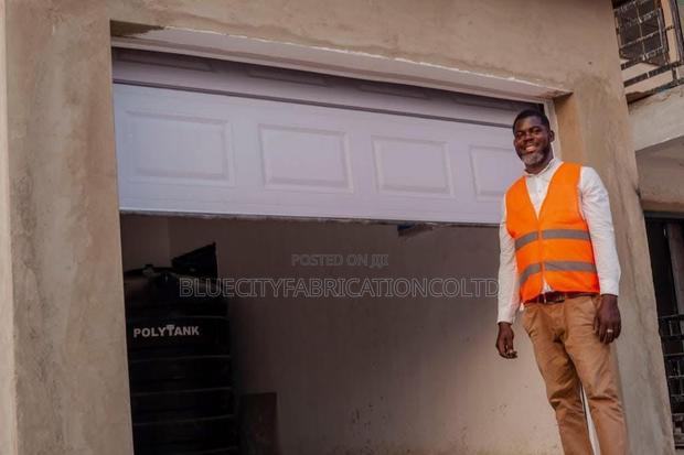 Canadian Automated Garage Door Single Car 9ft X8ft · Photo 1