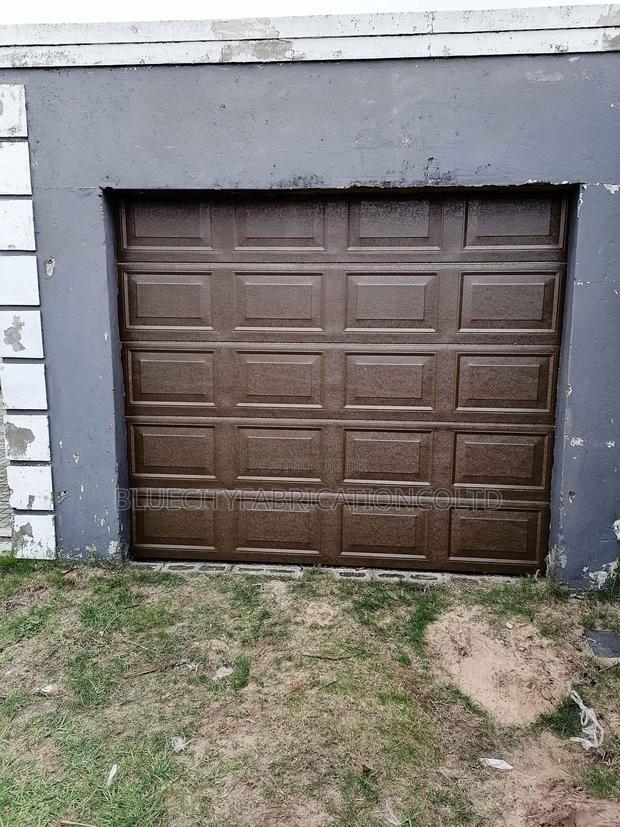 Canadian Automated Garage Door Single Car 9ft X8ft · Photo 2