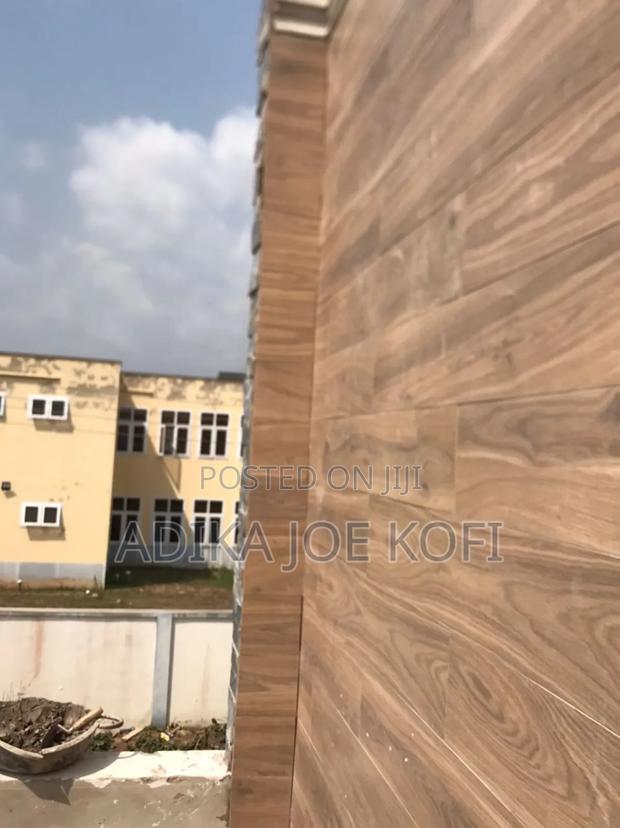 Tiles Workers Decor · Photo 3
