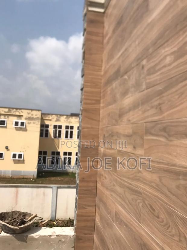 Tiles Workers Decor · Photo 4