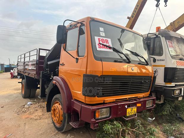 Self Loader Crane-Mercedes Benz Self Loader Crane Truck · Photo 5
