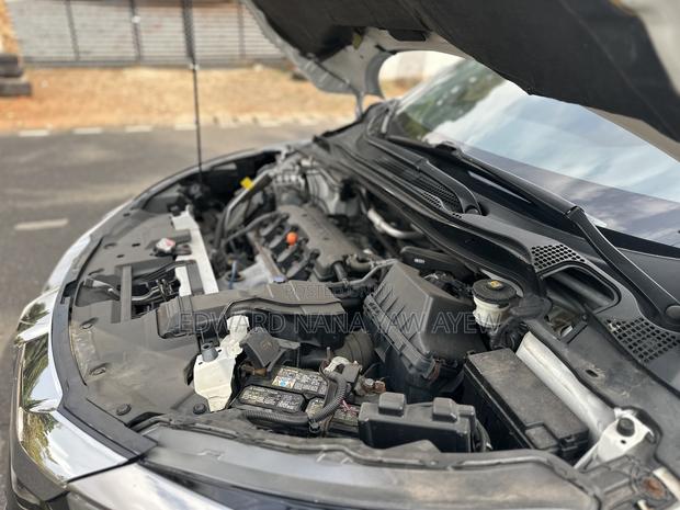 Honda HR-V Touring AWD 2019 White · Photo 3