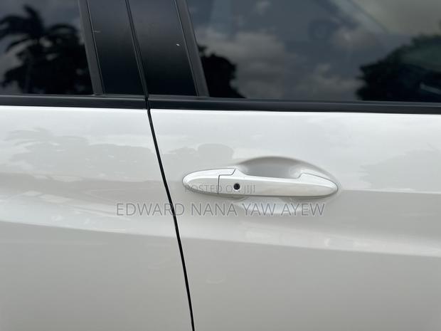 Honda HR-V Touring AWD 2019 White · Photo 4
