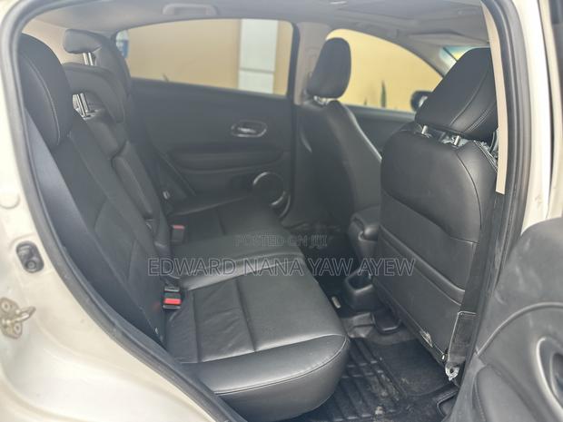 Honda HR-V Touring AWD 2019 White · Photo 5