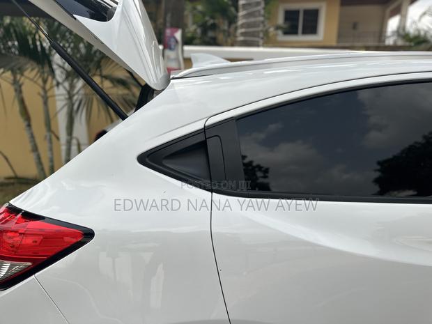 Honda HR-V Touring AWD 2019 White · Photo 6