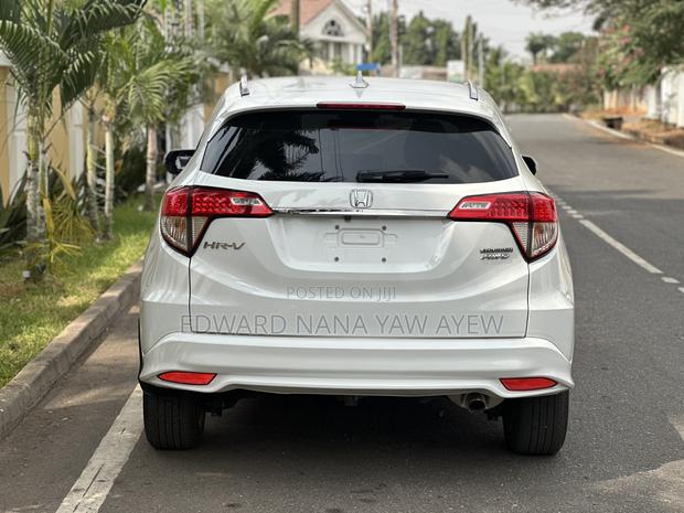 Honda HR-V Touring AWD 2019 White · Photo 2
