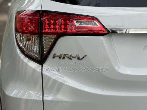 Honda HR-V Touring AWD 2019 White · Photo 7
