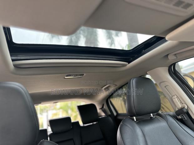 Honda HR-V Touring AWD 2019 White · Photo 8