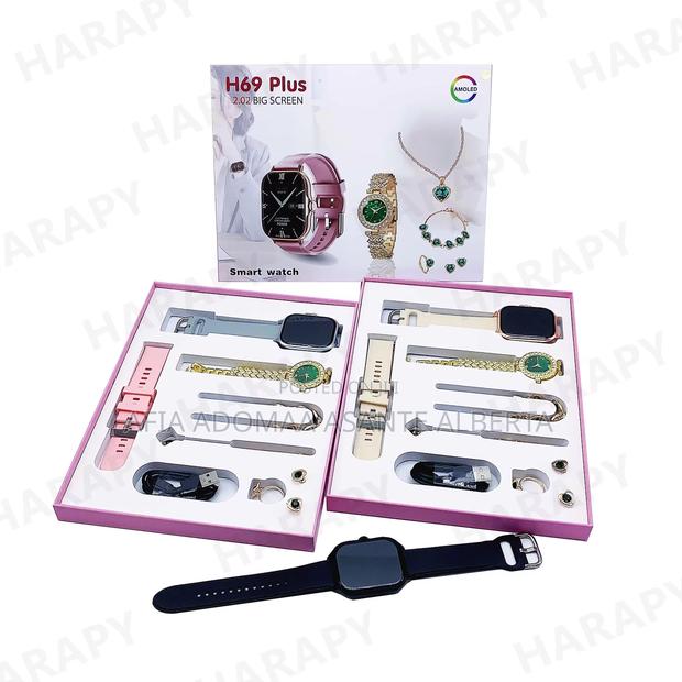 H69plus Smart Watch Hi Watch Series 9 TWS Wireless 9 in 1 · Photo 1