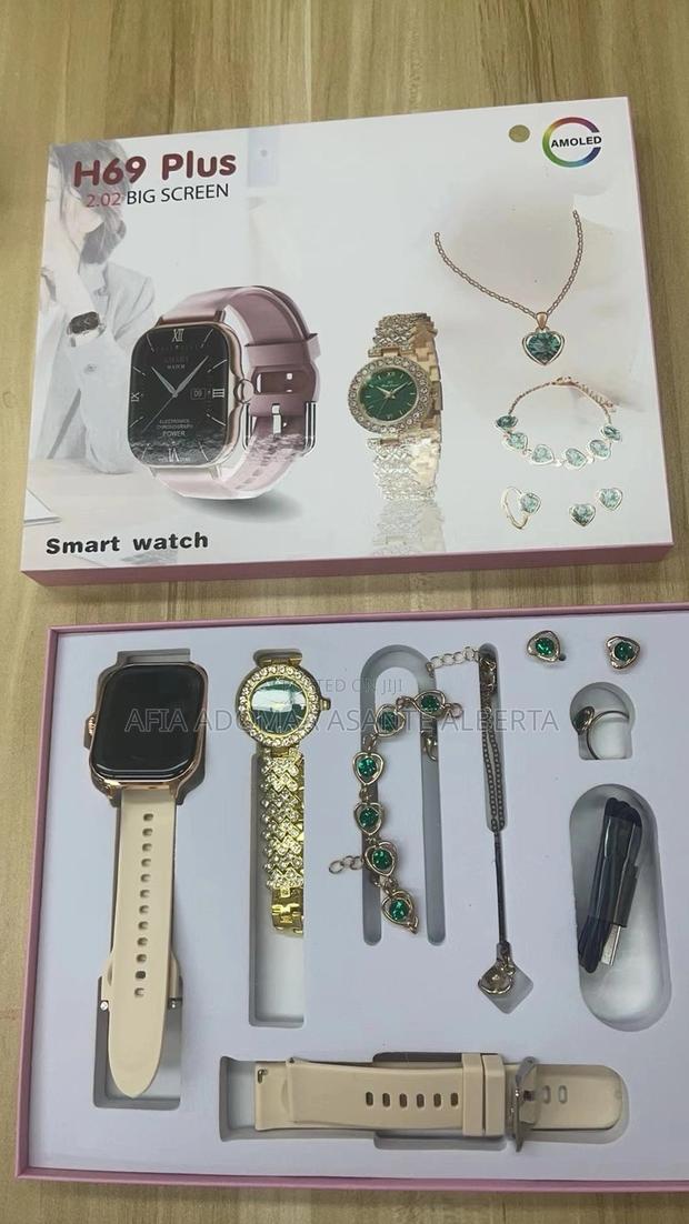 H69plus Smart Watch Hi Watch Series 9 TWS Wireless 9 in 1 · Photo 4