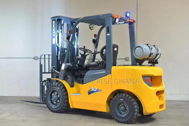 3 Tons Gas Forklift · Photo 1