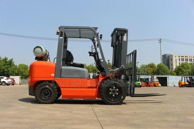 3 Tons Gas Forklift · Photo 2
