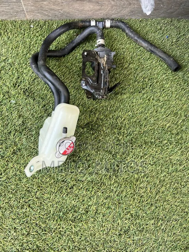 Honda Civic Coolant Reservoir Tank With Hose and Pump 2022-2026 · Photo 1