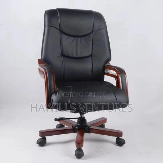 Executive Leather Swivel Chair · Photo 1