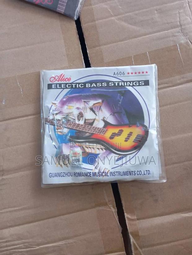 Bass Guitar Strings (5 in 1 Pack) · Photo 1
