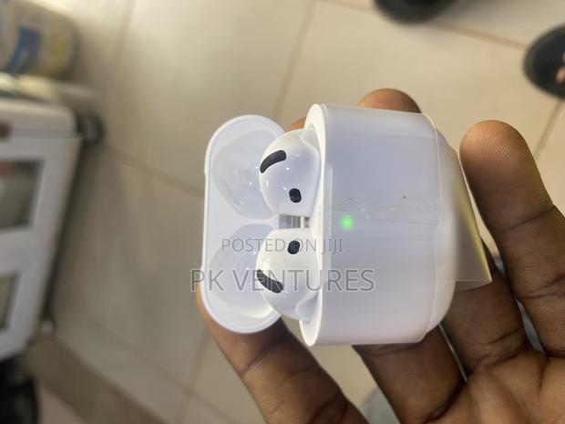 Airpods. 4 · Photo 4