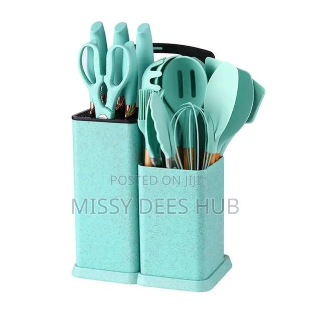 Silicone Kitchen Set With Knives and Cutting Board · Photo 4