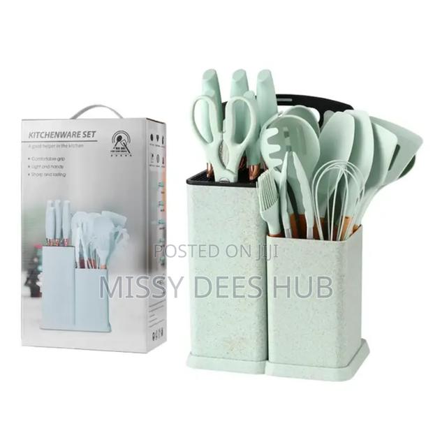 Silicone Kitchen Set With Knives and Cutting Board · Photo 5