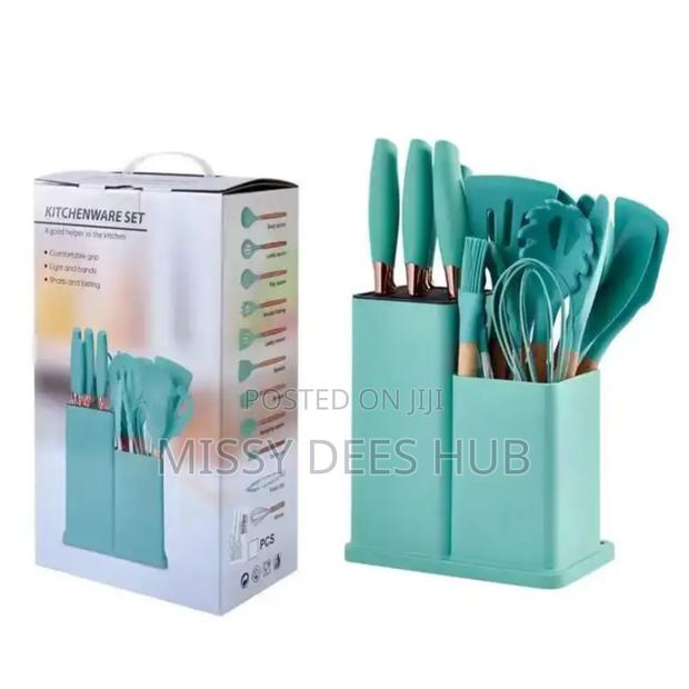 Silicone Kitchen Set With Knives and Cutting Board · Photo 7