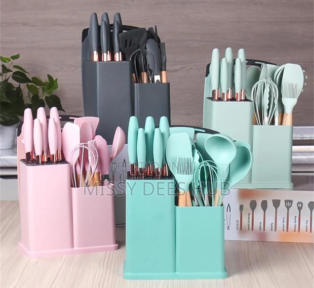 Silicone Kitchen Set With Knives and Cutting Board · Photo 2