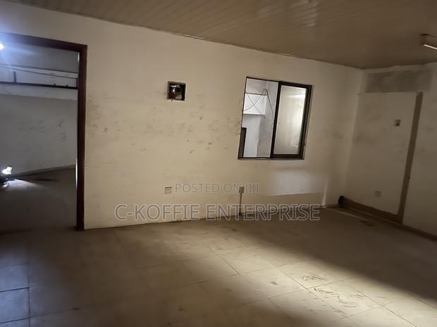 600 SQM Warehouse at Sapeiman for Rent · Photo 3