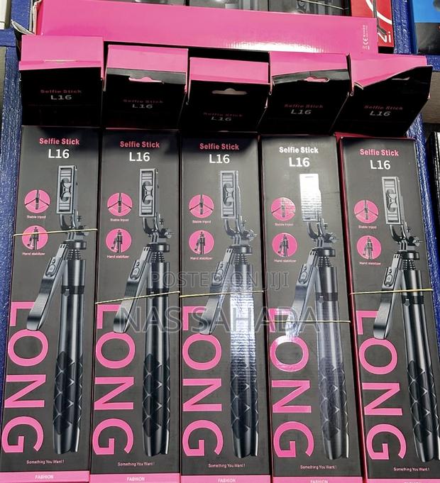 L16 Selfie Stick With Tripod · Photo 1