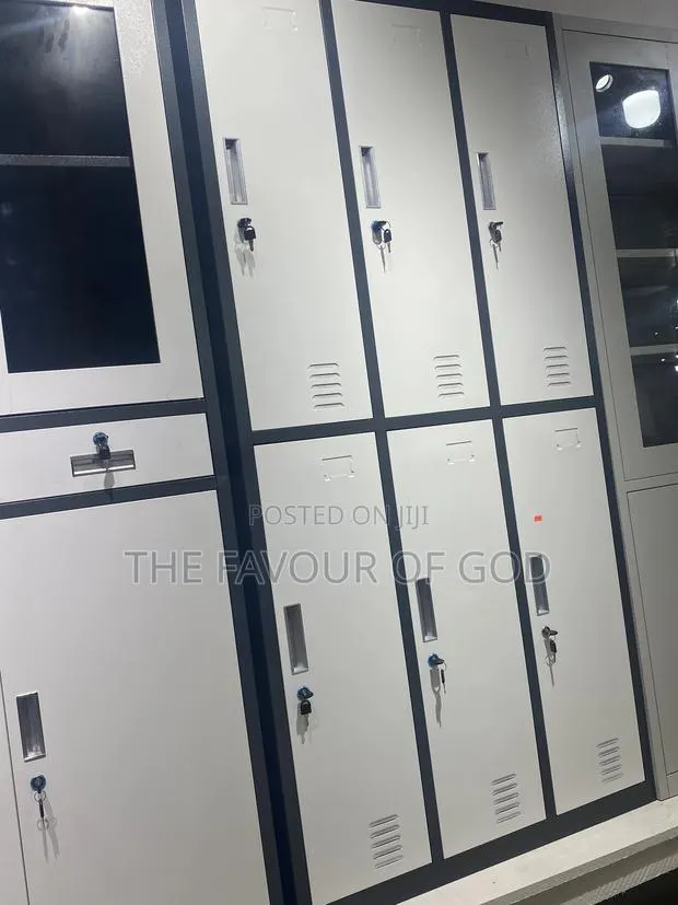 Authentic and Heavy 6 Locker Cabinet · Photo 1