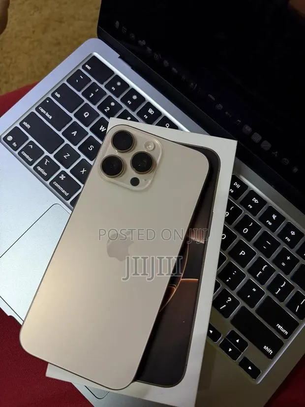 Apple iPhone 16 Pro Max 512 GB Gold · Photo 1