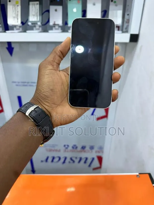 Apple iPhone 16 128 GB White · Photo 1