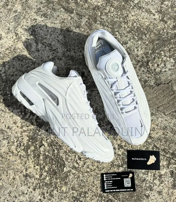 White Nike Sneakers · Photo 1