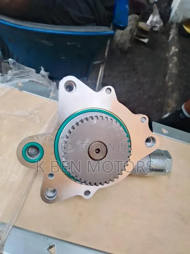 Nissan Hard Body Break Pump or Break Exhauster · Photo 1